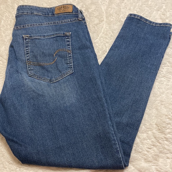 Women’s Plus Size Levi Signature Jeans. Size 18 M - Picture 3 of 6